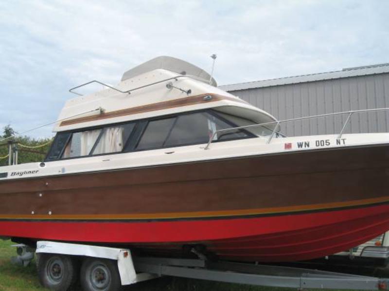 1979 Bayliner Saratoga 2550 powerboat for sale in Washington