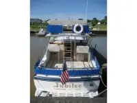 Marinette 32 Flybridge Express 