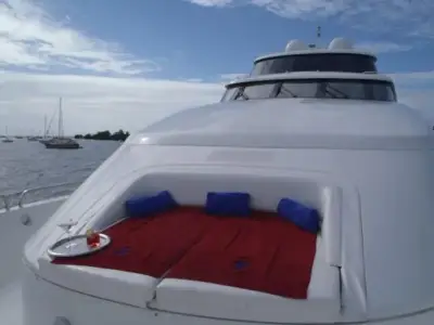 Lazzara 94 Motor Yacht 