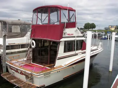 Trojan 323 Flybridge 