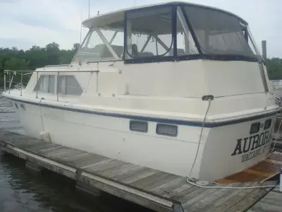 Hatteras tri cabin 