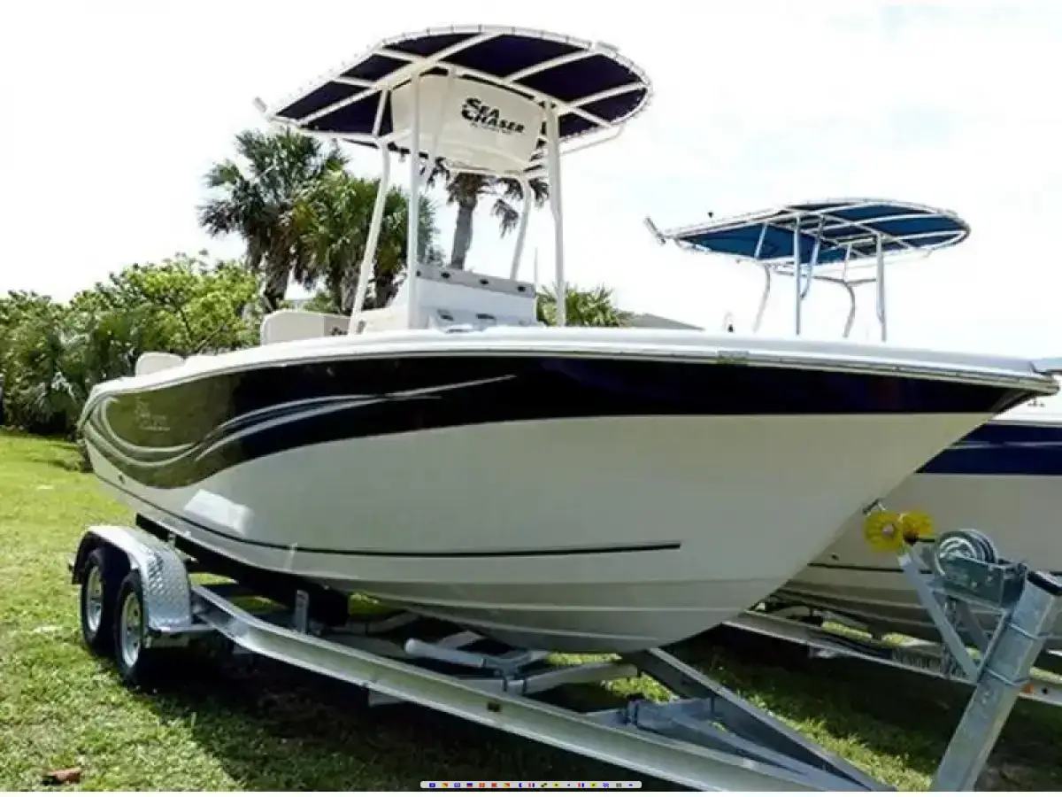 Carolina Skiff Sea Chaser Hybrid Fish and Cruise 