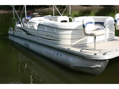 Sun Tracker Signature Series Party Barge 