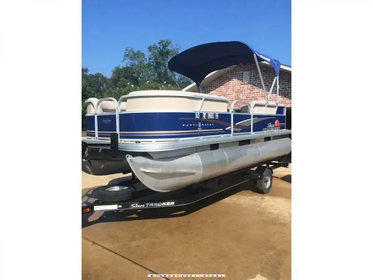 Sun Tracker Party Barge DLX 18 