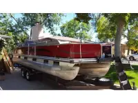 Tracker Party Barge 