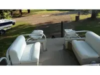 Sun Tracker Party Barge 20 