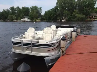 Crest 111 Pontoon 