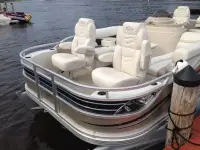 Crest 111 Pontoon