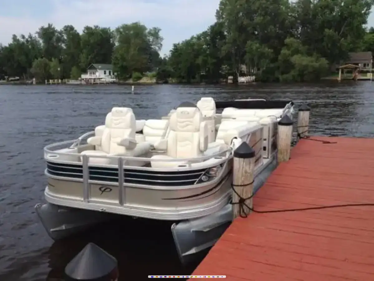 Crest 111 Pontoon 