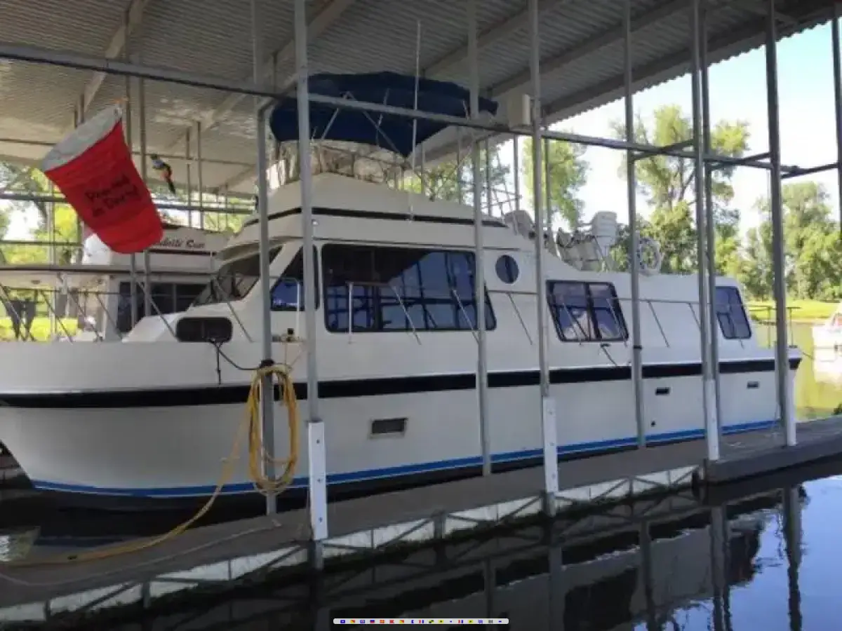 Boatel Tri Cabin 