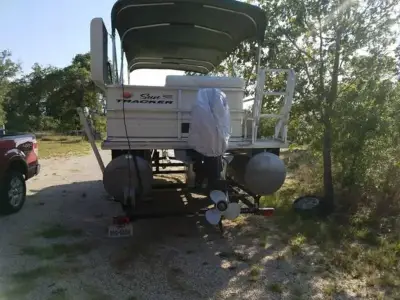Sun Tracker Party Fishing Barge 