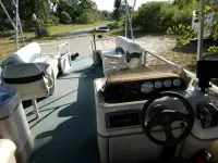 Sun Tracker Party Fishing Barge 