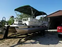 Sun Tracker Party Fishing Barge 