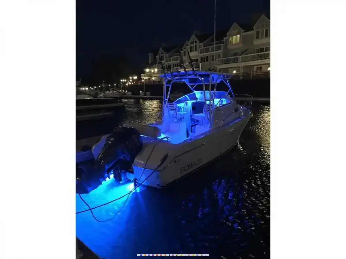 Robalo R235 