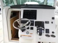 Boston Whaler Outrage 370 