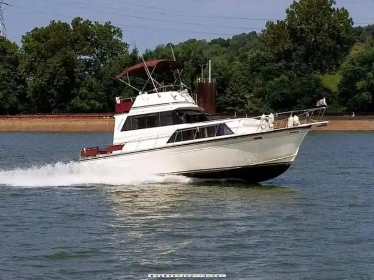 Marinette Sedan Flybridge Cruiser 