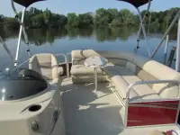 Montego Bay Pontoon F8518 