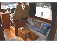 Island Pilot 395 Fast Planning Cross Over Trawler 