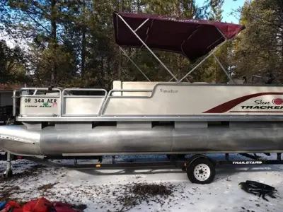 Sun Tracker Signature Series Fishing Pontoon 