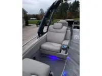 Manitou Legacy SHP 575 Pontoon 