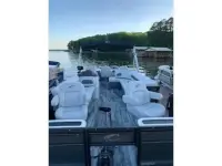 Crest 220 C4 Pontoon 