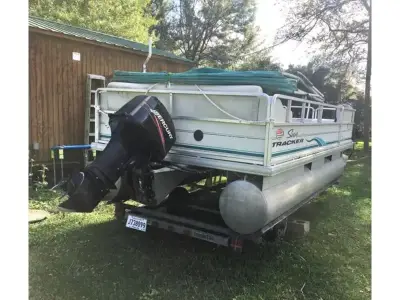 Sun Tracker Party Barge Pontoon 