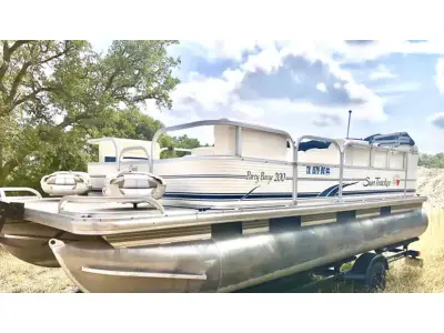 Sun Tracker Party Barge 