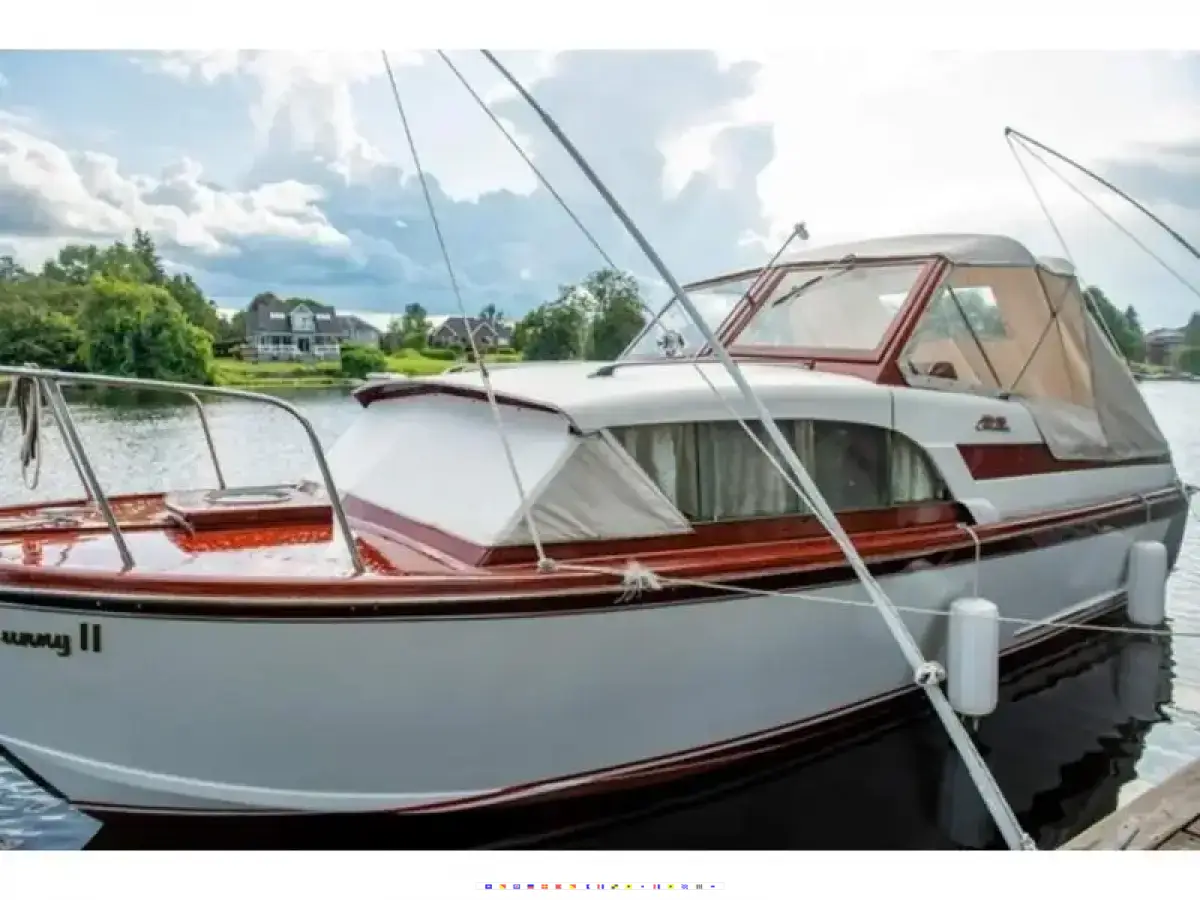 Chris Craft Cavalier  Chris Craft Cavalier