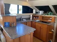 Meridian 381 Sedan Yacht