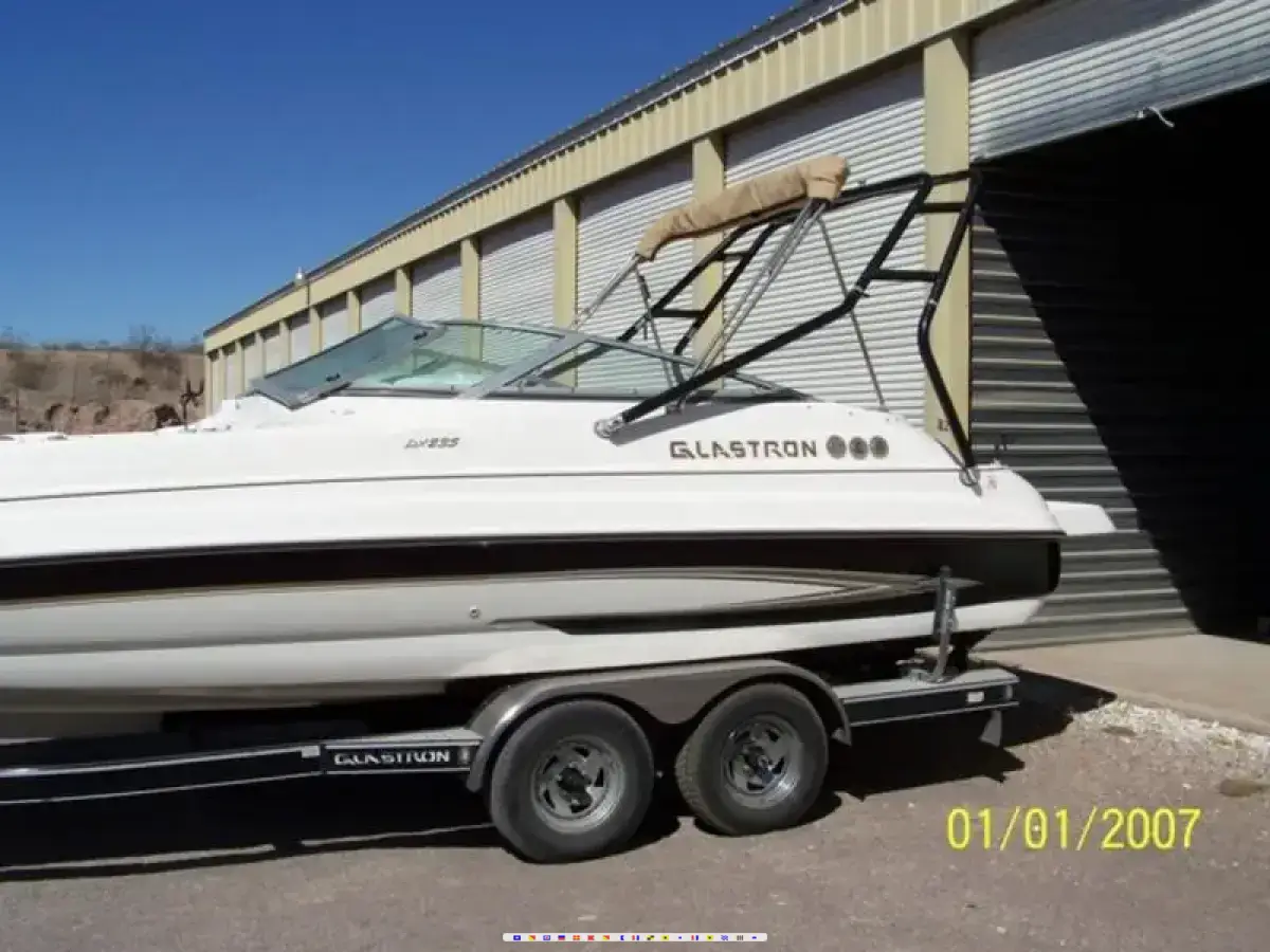 Glastron DX235  DECK BOAT 