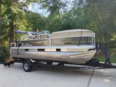 Sun Tracker Party Barge 