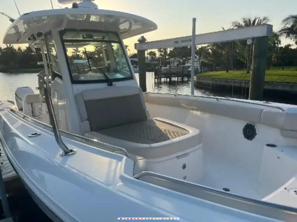 Boston Whaler Outrage 330 