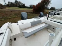Robalo R242 