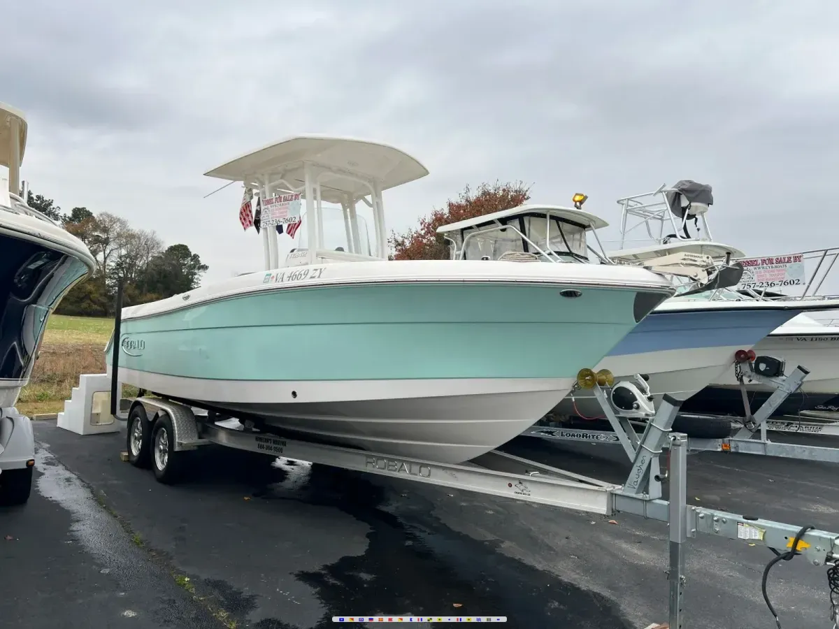 Robalo R242 