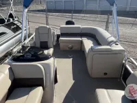 Tracker Party barge 20 dlx 