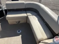Tracker Party barge 20 dlx 