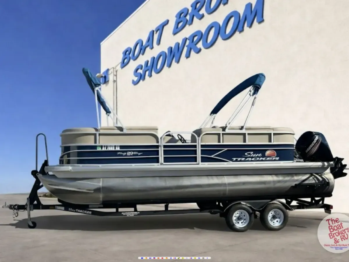 Tracker Party barge 20 dlx 