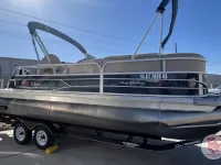 Tracker Party barge 20 dlx 