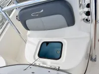 Bulls Bay 2000 center console
