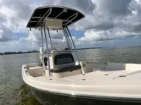 Bulls Bay 2000 center console