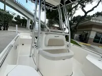 Bulls Bay 2000 center console 