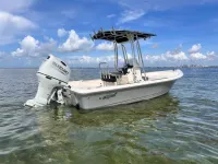 Bulls Bay 2000 center console