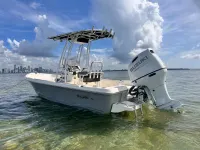 Bulls Bay 2000 center console
