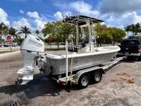 Bulls Bay 2000 center console