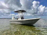 Bulls Bay 2000 center console