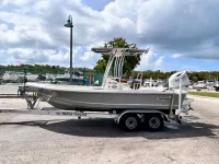 Bulls Bay 2000 center console