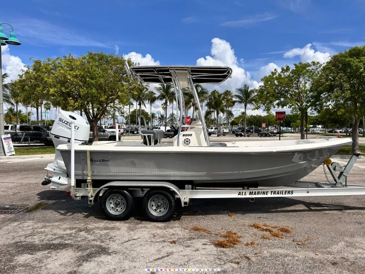 Bulls Bay 2000 center console 