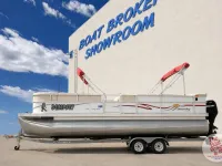 Crest 250 pontoon