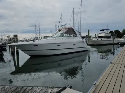 Cruisers 3672 Express 