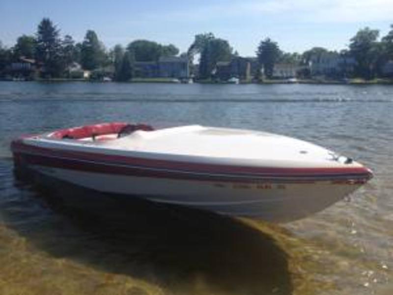 1997 Four Winns Unlimited 19 powerboat for sale in Michigan